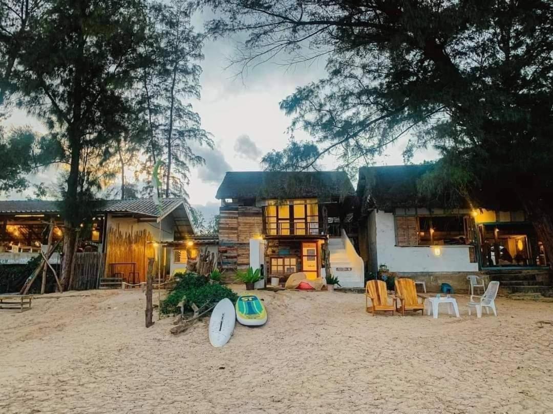 Maliblues Bed & Art Gallery Chumphon Esterno foto