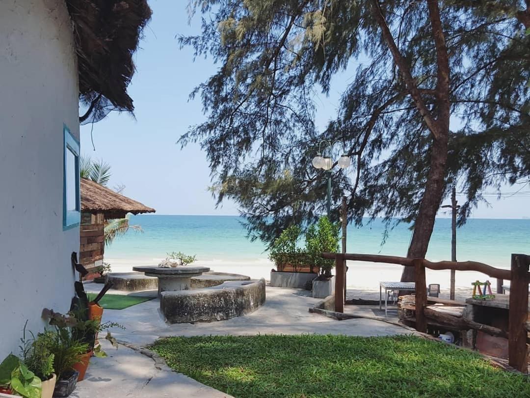 Maliblues Bed & Art Gallery Chumphon Esterno foto